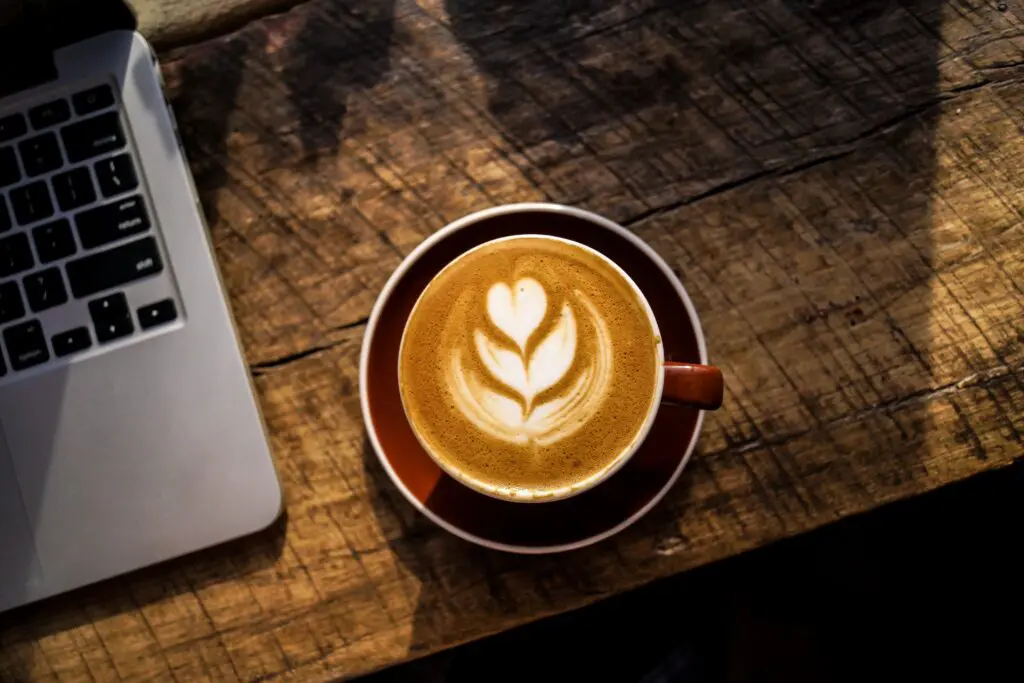 Cafe latte sett ovenfra med kaffekunst lignende en blomst
