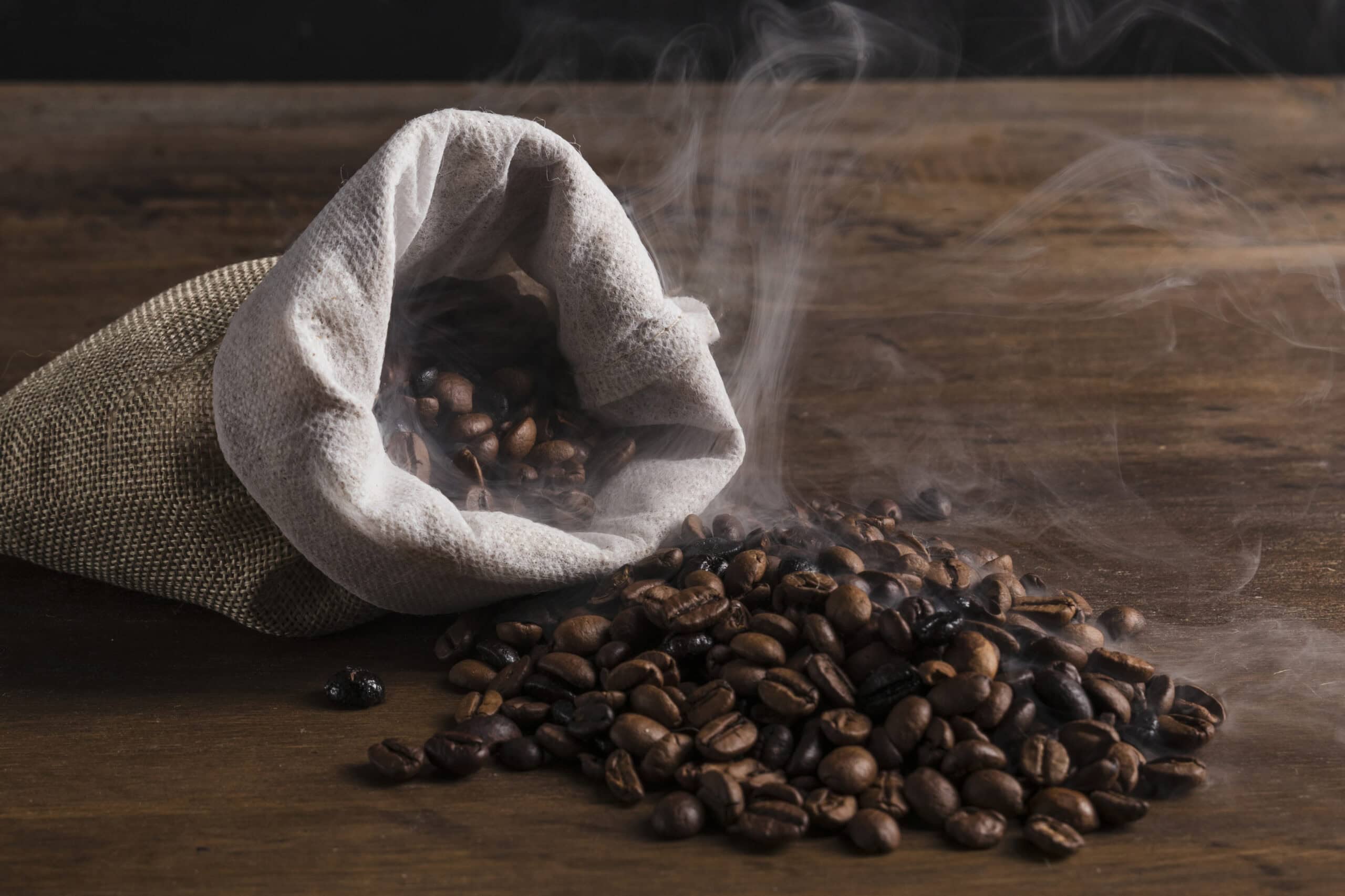 En tøypose med rykende kaffebønner