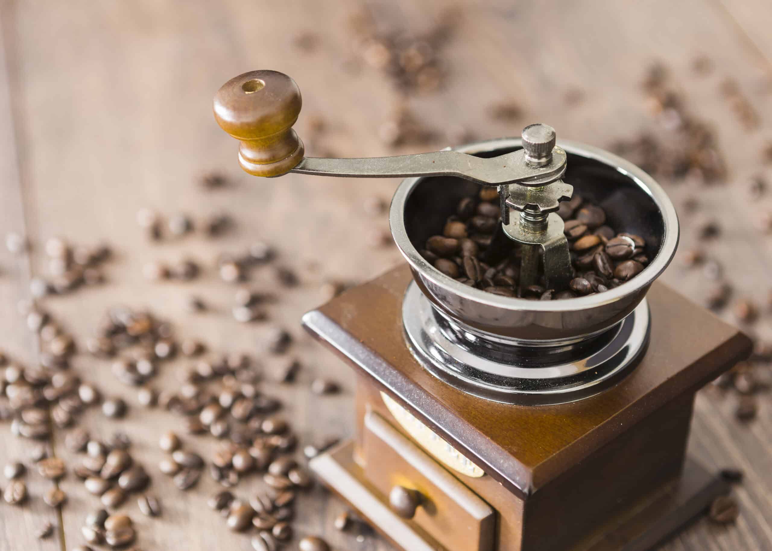 Kaffekvern som kverner kaffebønner