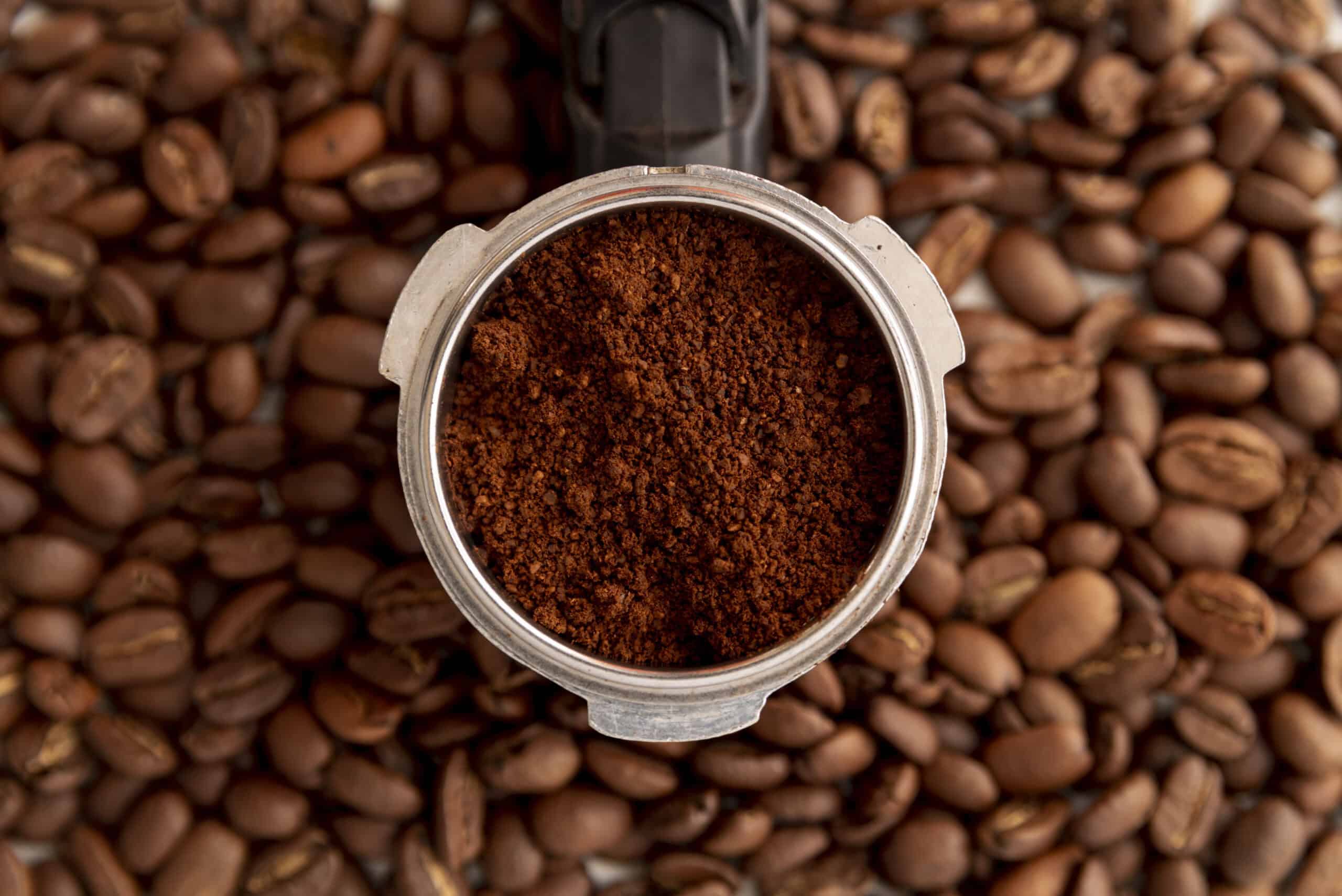 Malt kaffe på toppen av en haug med kaffebønner