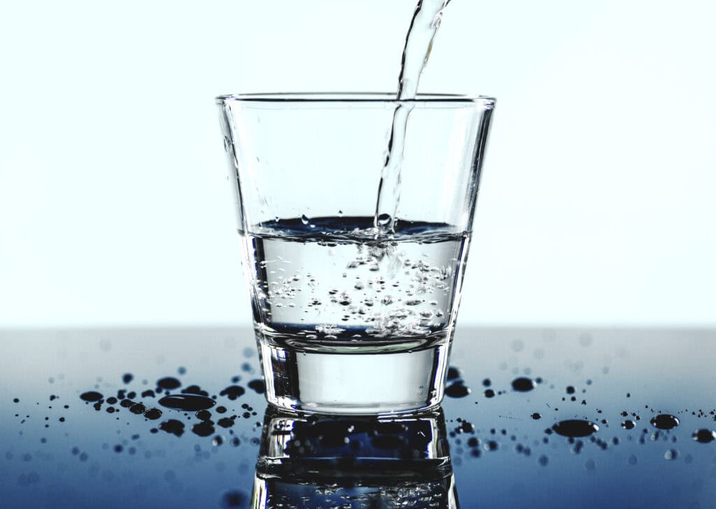 Et glass som fylles på med vann
