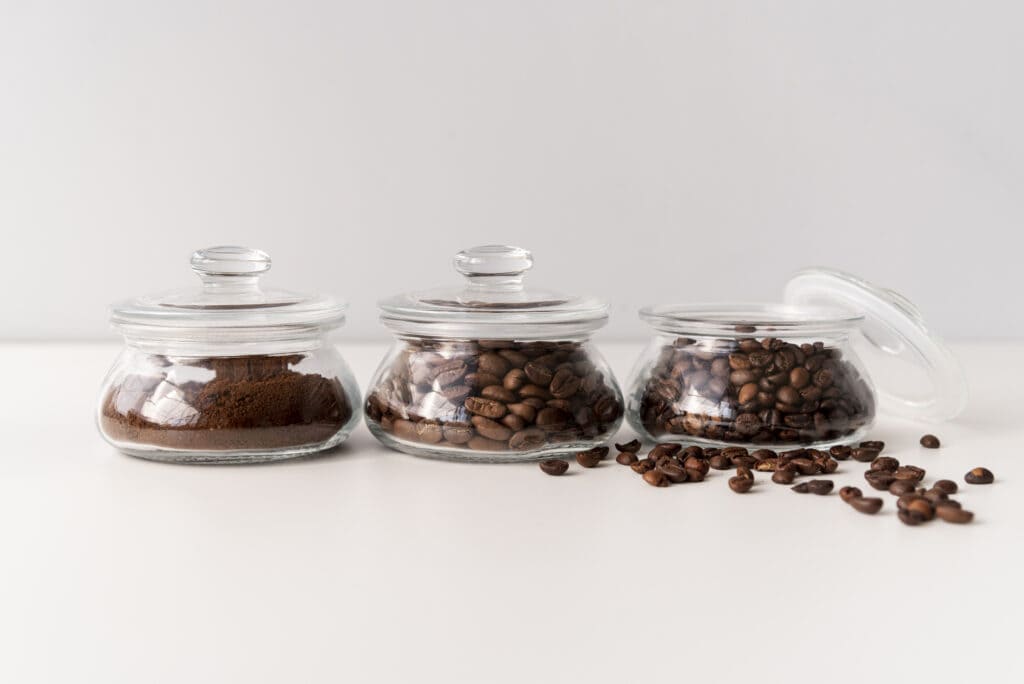 Filtret og ufiltrert kaffe i ulike glassbeholdere